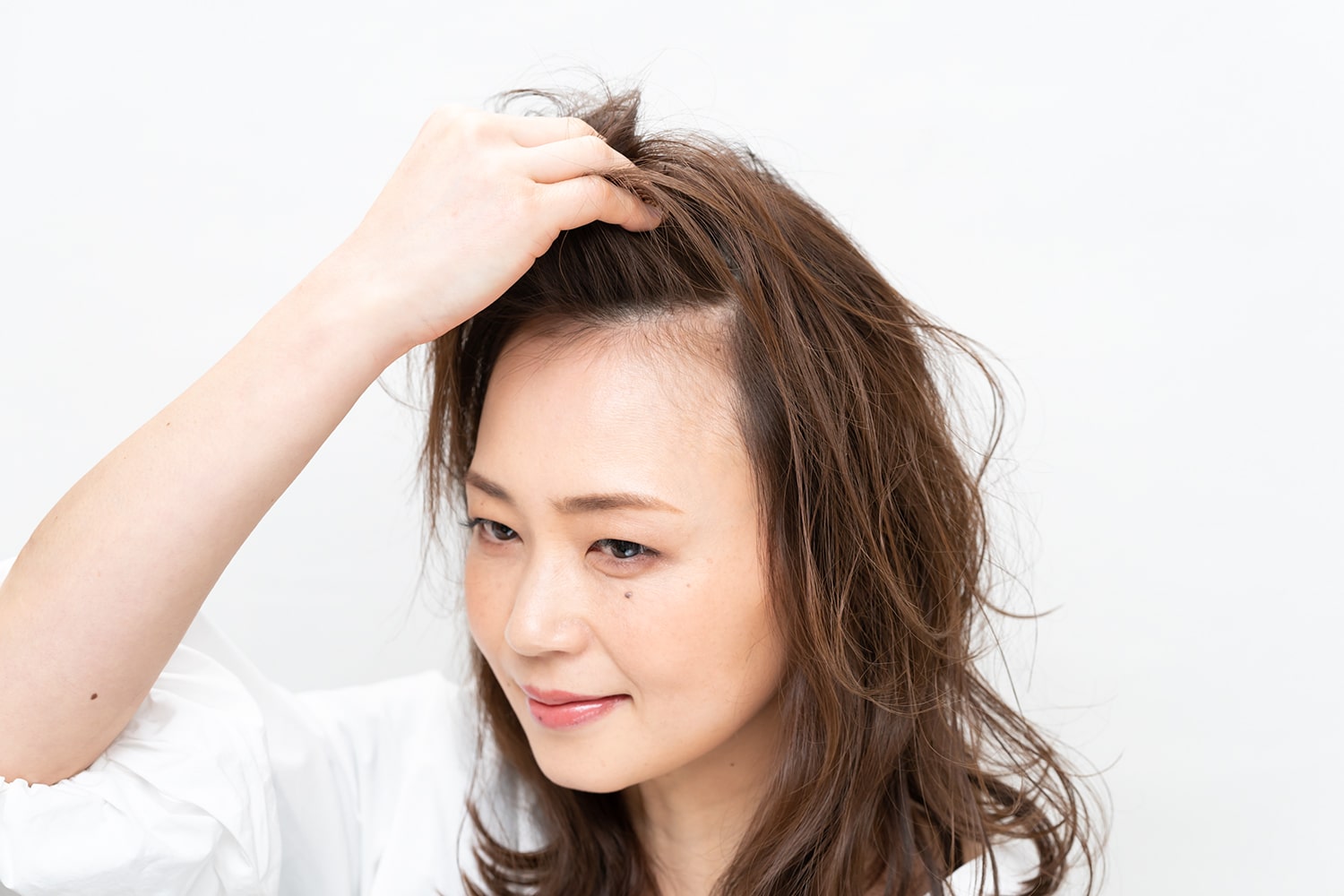 髪を持ち上げたまま、ドライヤーの温風から冷風に切り替えて、熱を冷ます方法でもOK。