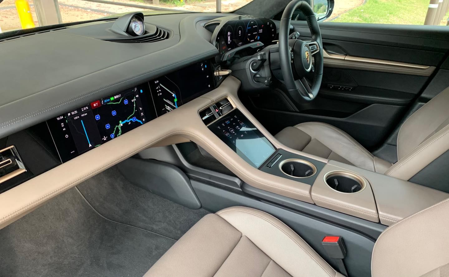 テスト車両のインテリアは、ブラックとブラウンのツートーンのクラブレザーでコーディネートされていた。前面と中央のパネルは液晶化されてモダンな印象だが、全体のデザインはポルシェの伝統を踏まえている。