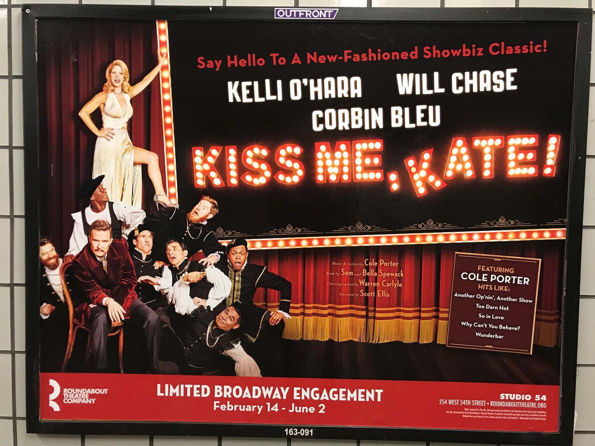 初演は1,077回のロングラン。最新版『キス・ミー・ケイト』の地下鉄ポスター。筆者撮影
