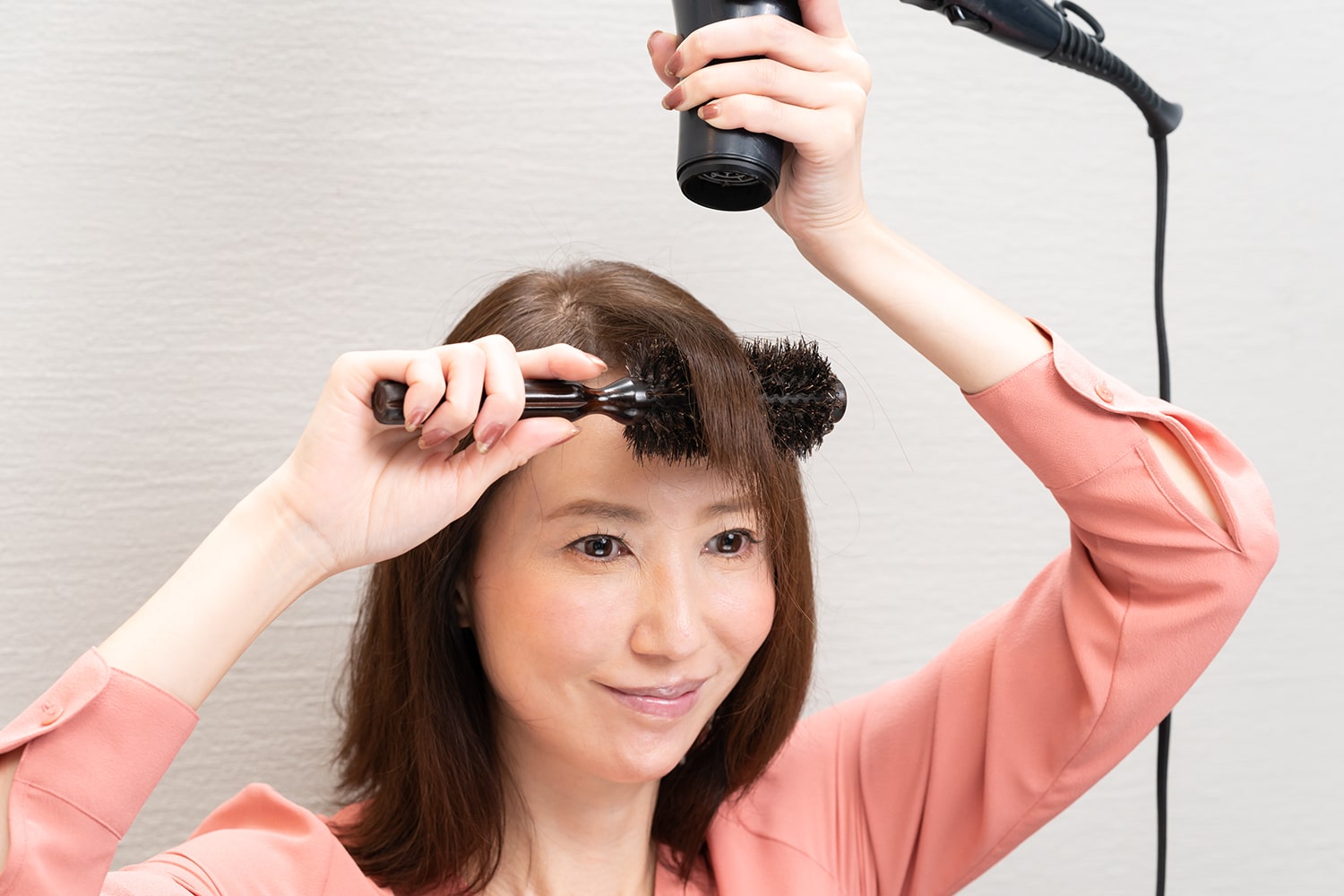 生えグセを整えてから、前髪の立ち上がりをつくる。このときもドライヤーは真上からあてること。