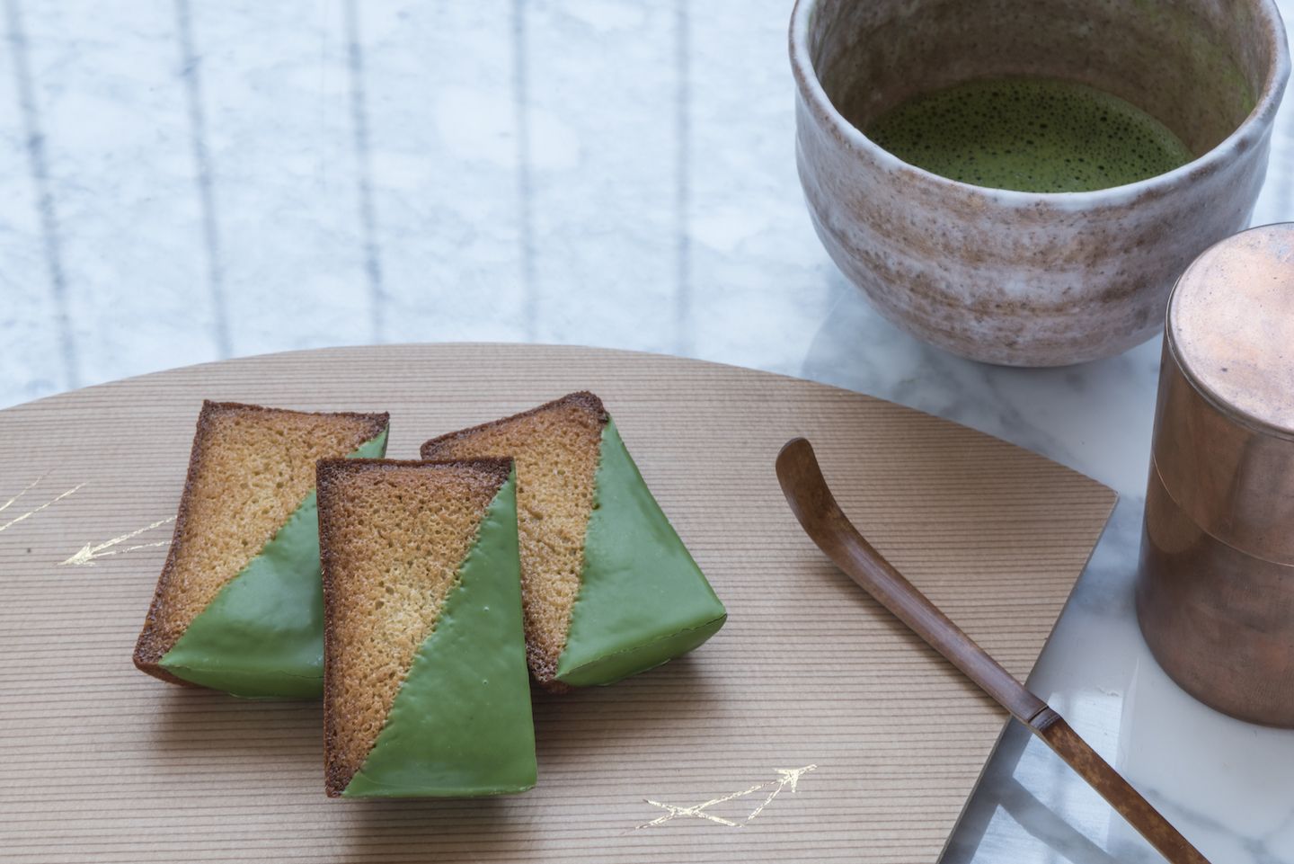 宇治抹茶を練り込んだ生地を中央にセットした、京都らしい濃厚な味わいが人気の一品。幅広い年齢層に好まれるので、手土産にも重宝します。焼きフィナンシェ「抹茶」¥180(税抜)