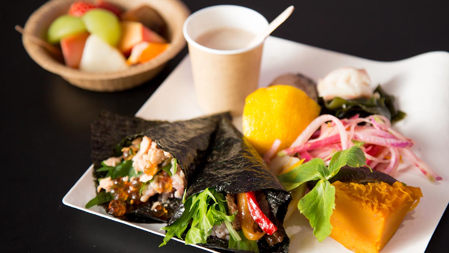 手巻きやサラダ、煮物、メインの魚料理など、バランスのよい食事メニュー
