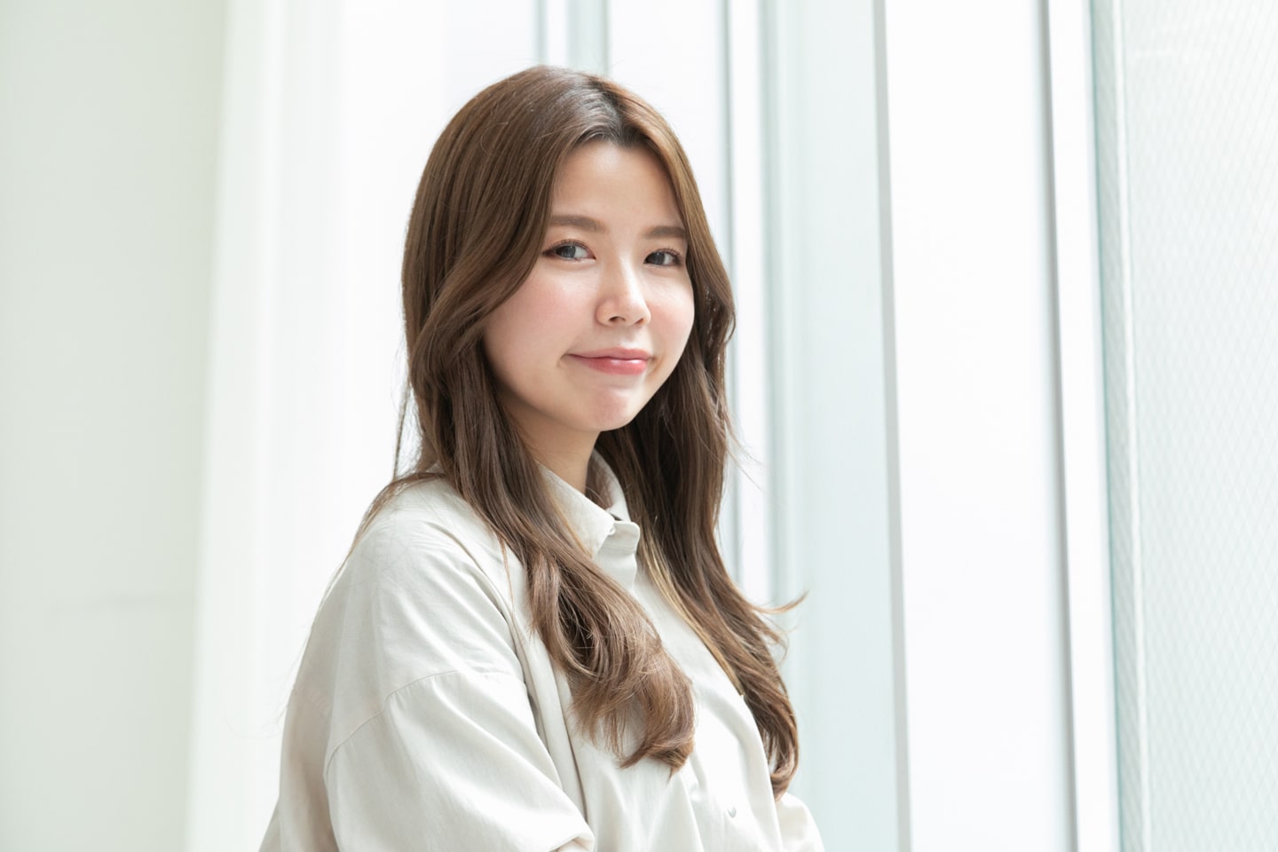 Beauty Connection Ginza Hair Salon 店長・石橋千紘さん。今ハマっているのは韓国コスメなのだとか。「もともとコスメ好きでしたが、自粛期間中にNizi Projectにハマったことから韓国コスメブームに。かわいいコスメがいっぱいあって楽しいです!」Instagramアカウント@chihiro_bcginza