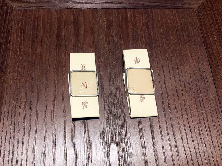 香木は『伽羅(きゃら)』のほか、もう1種類は5種類から選べる。『真南蛮(まなばん)』は女性らしい優しい香り