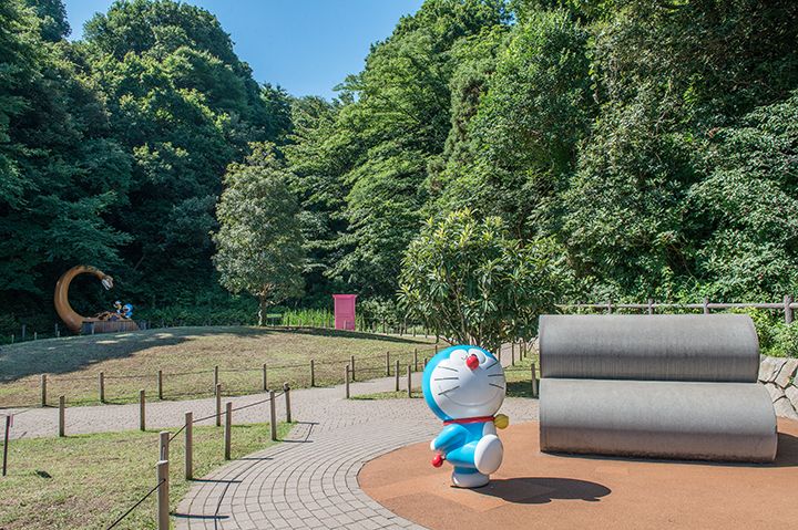 生田緑地に囲まれたミュージアムの自然を満喫できる屋上スペースにある「はらっぱ」。芝生に包まれた広場には、おなじみの土管やピー助など、絶好のフォトスポットが点在している