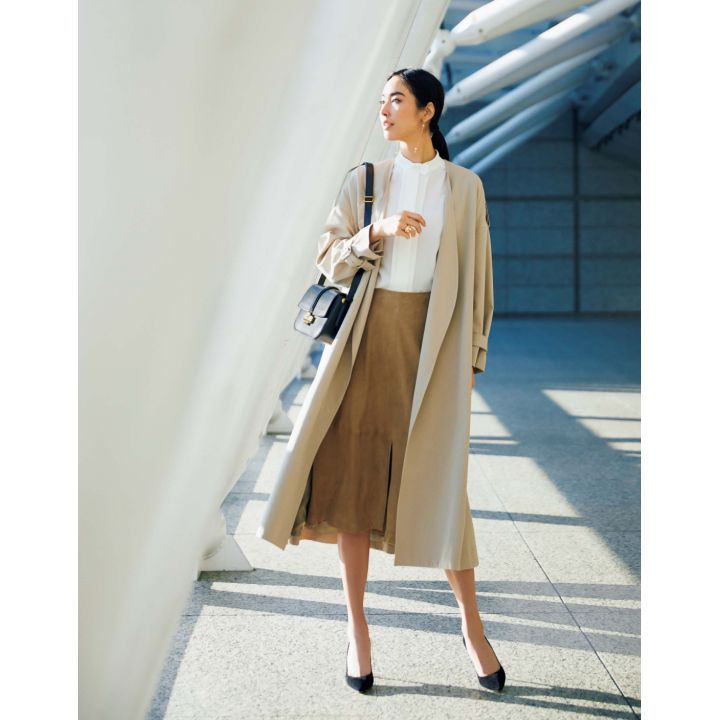 コート(ebure)、ブラウス(ミカコ ナカムラ南青山サロン〈MIKAKO NAKAMURA〉)、スカート(アオイ〈ファビアナフィリッピ〉)、ピアス・リング(アルテミス・ジョイエリ〈アルテミス・ジョイエリ〉)、バッグ(イザ〈ヌメロ ヴェントゥーノ〉)、靴(JIMMY CHOO) 撮影/黒沼 諭(aosora) BY:『Precious3月号』小学館、2020年