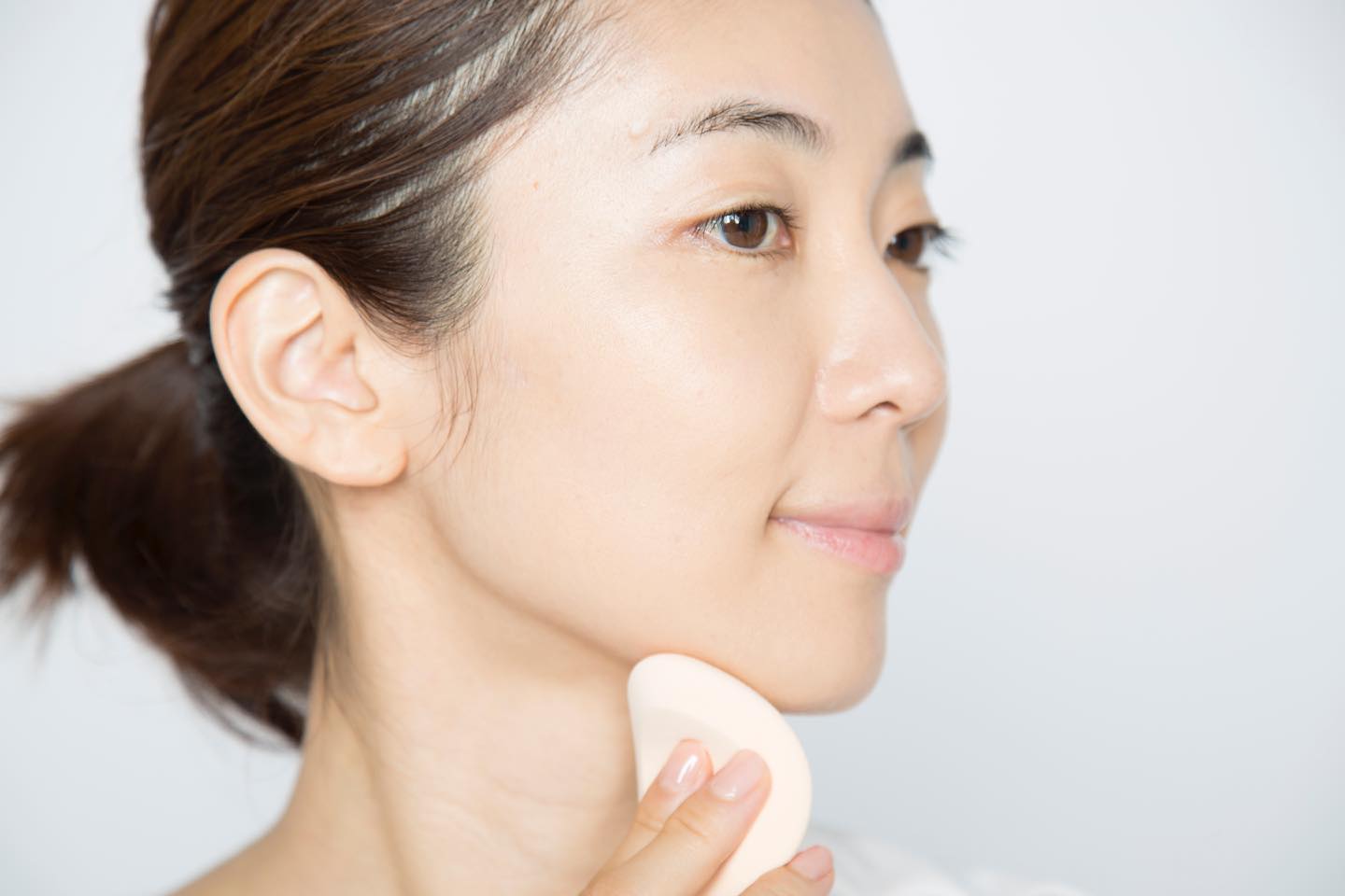 耳からあごにかけてのフェースラインにもスポンジを。