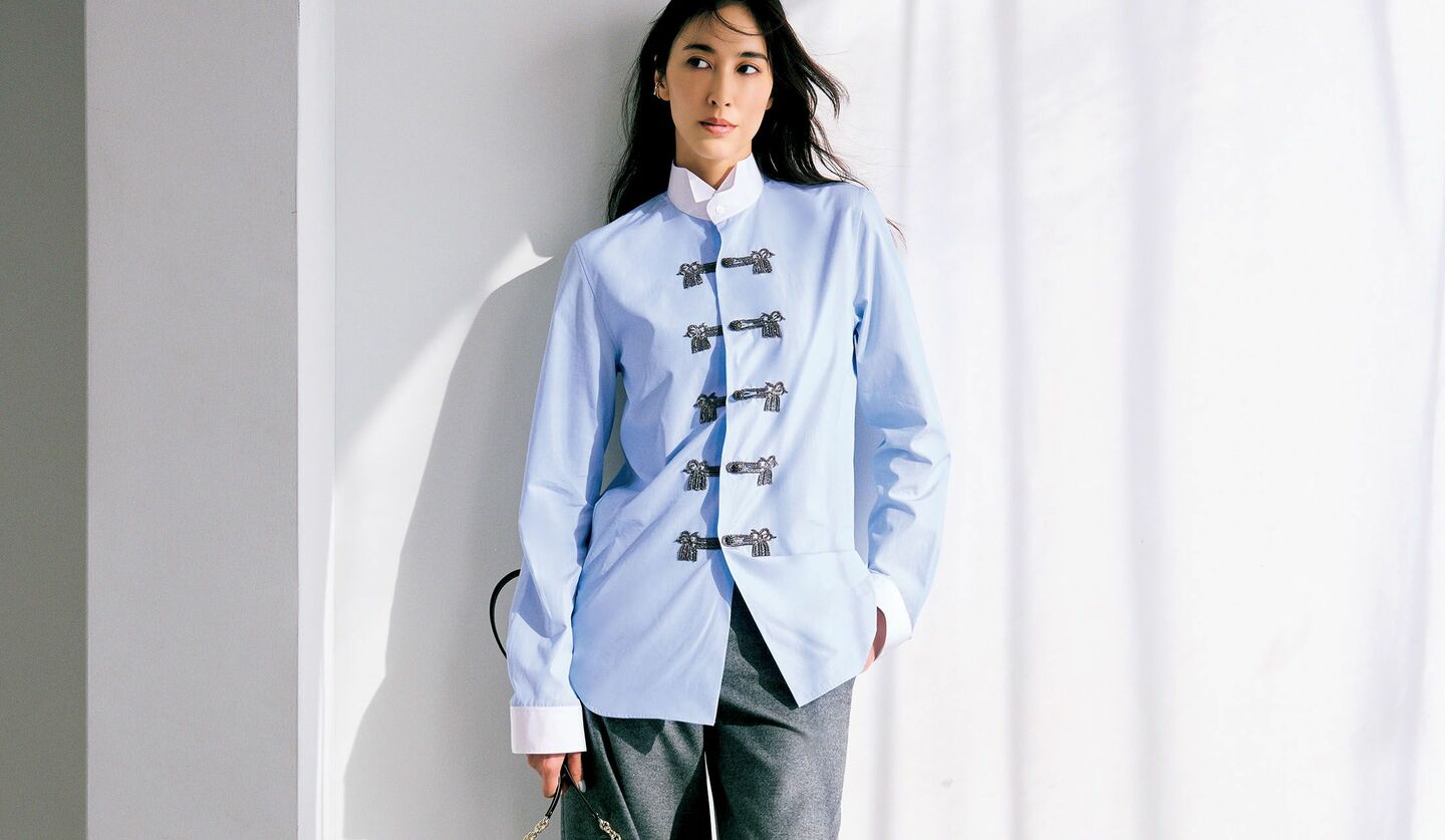 「ディオール」のブルーシャツとグレーパンツを着用したモデル