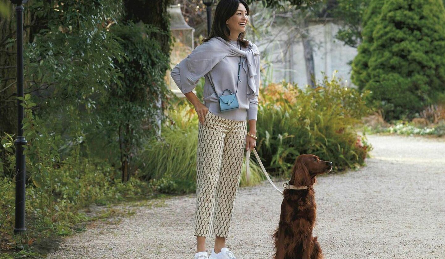 別荘での軽快でカジュアルな装いに犬を連れたモデルRINAさんの写真