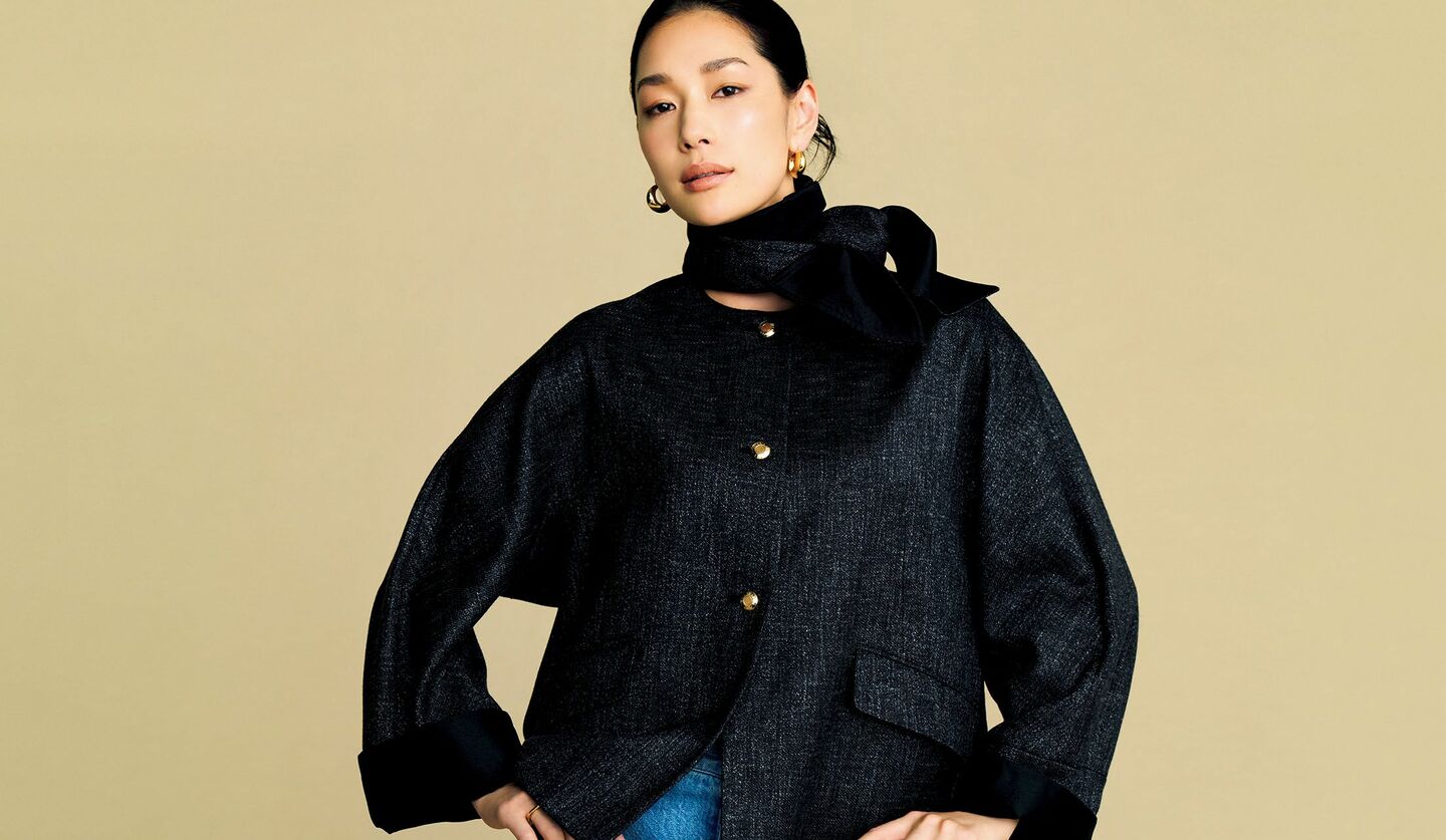 「ドゥロワー」のショート丈ジャケットと「ネイル」のブルーデニムパンツを着用したモデル