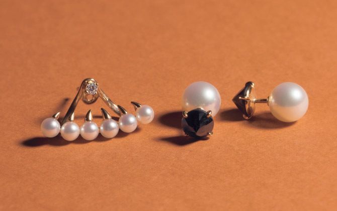 左から／イヤーカフ風ピアス［片耳］ ￥180,000、ピアス ￥150,000［両耳］（いずれも税抜）