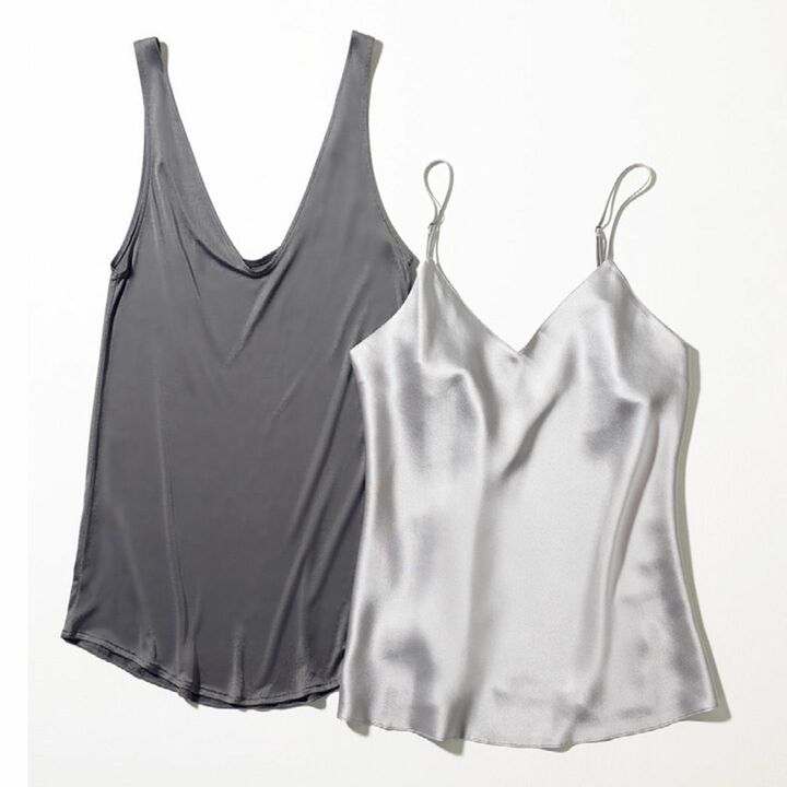 左／前後でVカットとUカットのネックラインに。超極細シルクをハイゲージで編み上げたキメの細かい素材は、肌触りも極上。￥6,700（オーガスト〈コクーナ スキンウェア〉）　右／繊細でエレガントなカッティングもドレープも美しいシルクキャミソール。￥19,000［参考価格］（ブティックシーン 青山店〈ルナディ セタ〉）