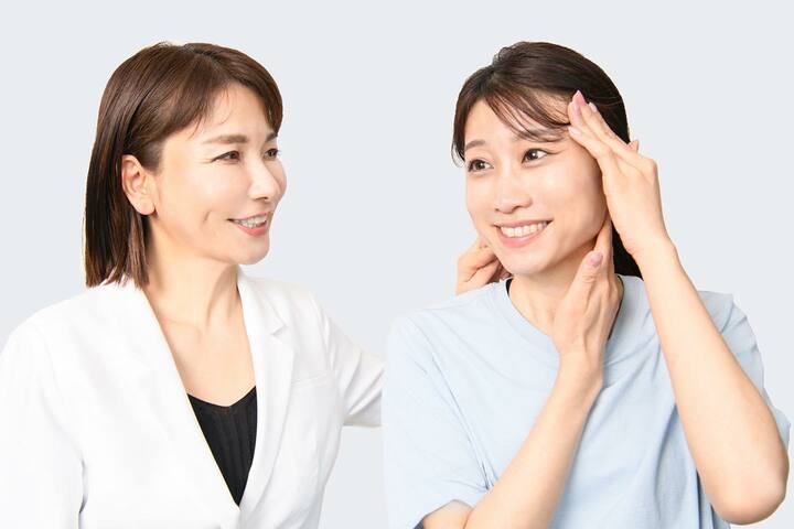 2人の女性　ストレッチの指導をしている
