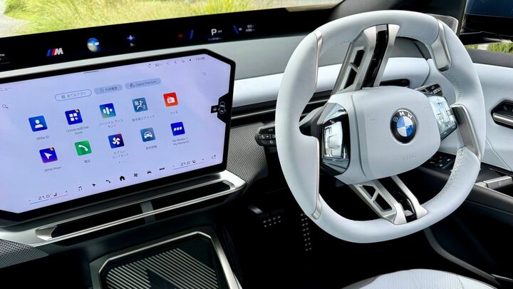 前方の黒い帯部分に速度情報などを表示。対話型音声アシスタントのアイコンも登場し、ユーザーの声かけに反応する。