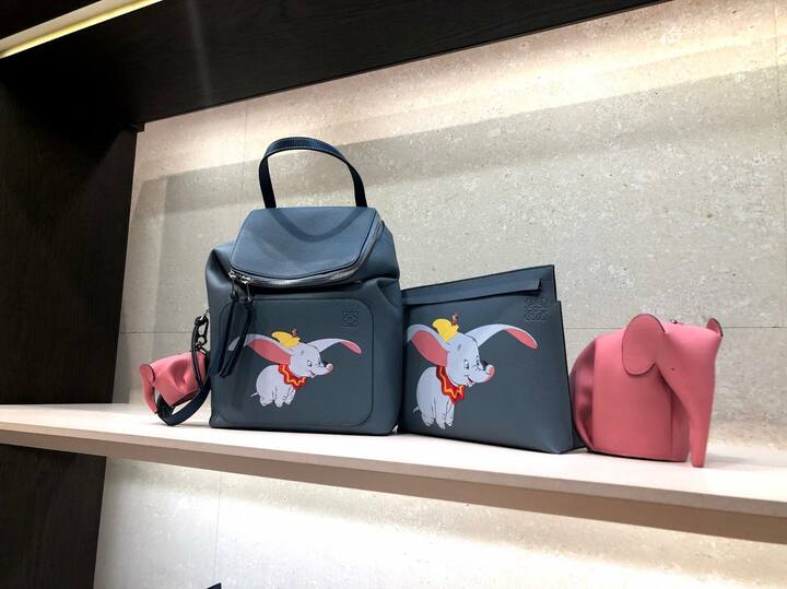 カサ ロエベ 表参道店に陳列されたダンボたちと象モチーフのレザー小物。ダンボが入ったTシャツやトレーナー、ブラウスなどのアパレルも充実!