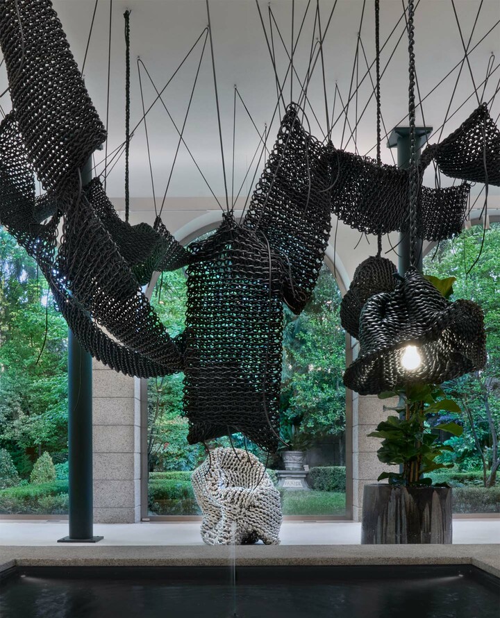 ボッテガ・ヴェネタと韓国人アーティストのイ・カンホによる光のインスタレーション『Lightful（ライトフル）』