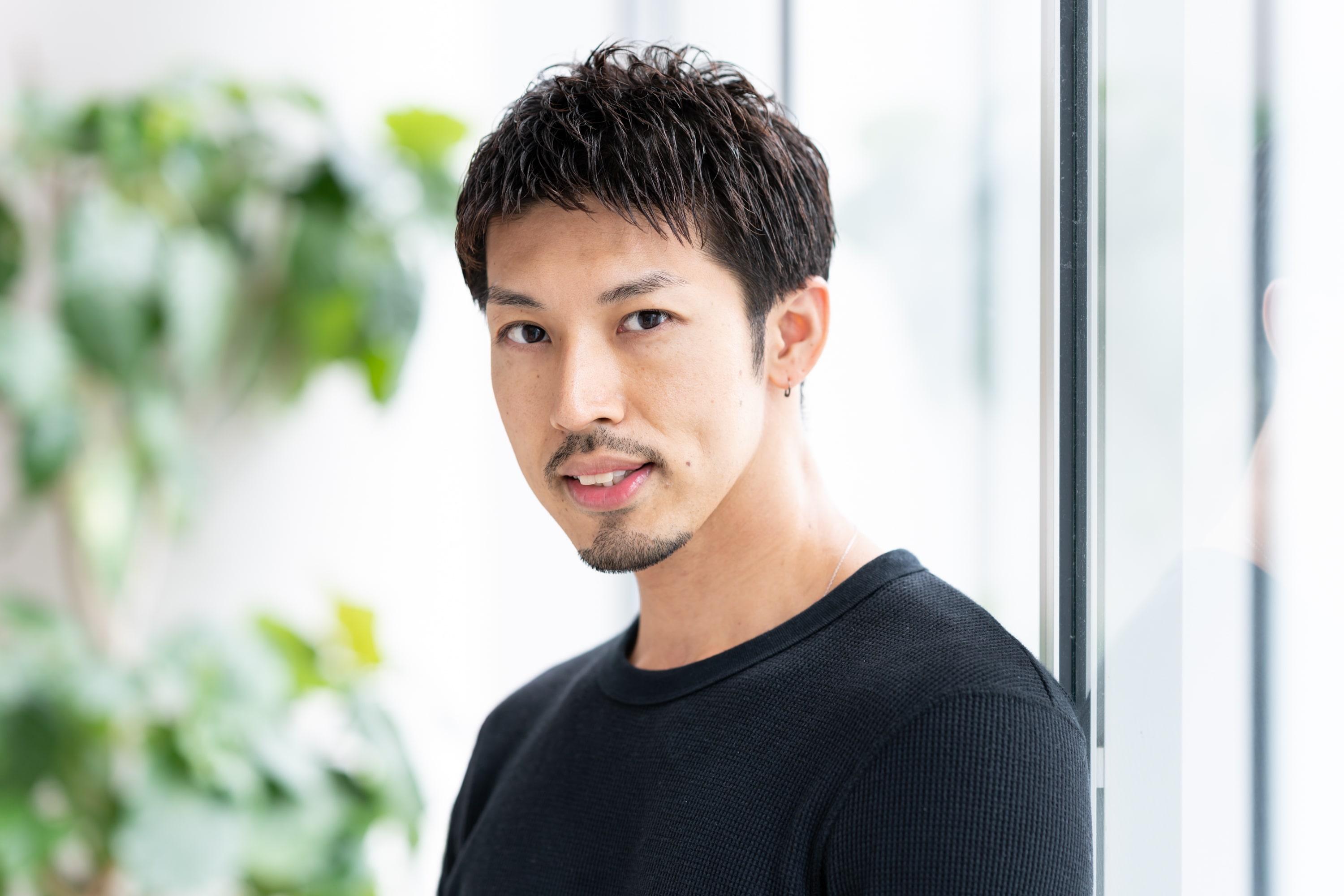 ZACC raffineスタイリストの伊藤塁さん。メイクも得意な伊藤さん。「スキンケア製品を自分で試してお客様によくオススメしています」