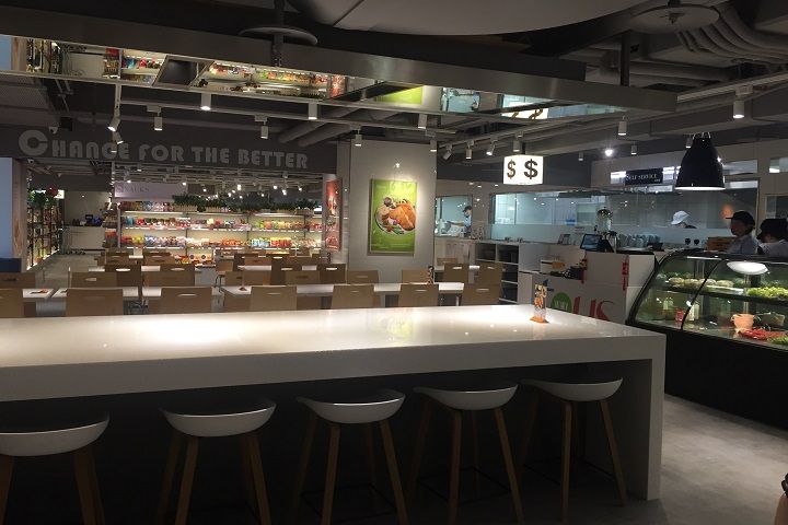 天和鮮物 大直店(旗艦店)店舗内フードエリア。実際に食べて試せる「体験型」のサービスも充実!
