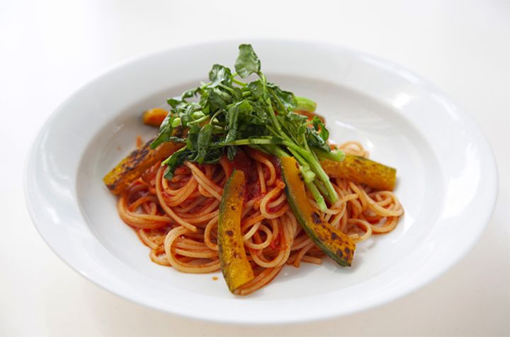 イタリア産有機デュラム小麦粉100%の麺に有機トマトを使用したソースを絡め、旬の野菜をトッピングしたヘルシーな一品「季節野菜のトマトソーススパゲッティ(ミニサラダ付) 」 ¥1,000