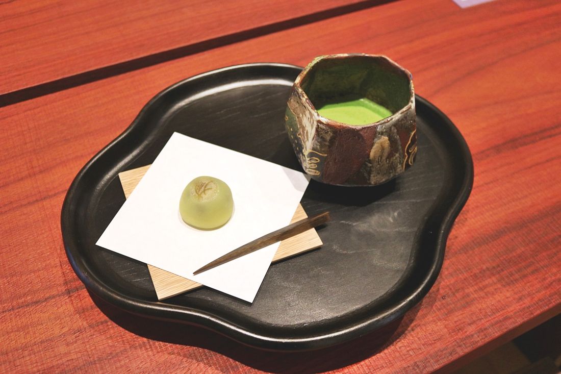 季節を感じる主菓子とお茶のセット。こちらは薄茶のセット¥1,500