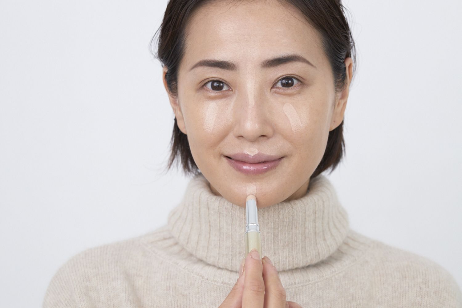 まずは顔の中心と頬の高い部分にハイライトをON。眉間~中央あたりまでと上唇の山部分、顎、頬の高い部分に入れます。