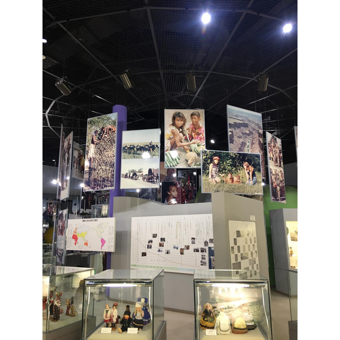 資料館の展示は、多様な民俗資料であるとともに、1959年から1990年まで激動の時代の世界情勢を写し出す、今や貴重な資料でもあります。 当時の懐かしい番組も、大きなモニターで楽しむことができるとか。