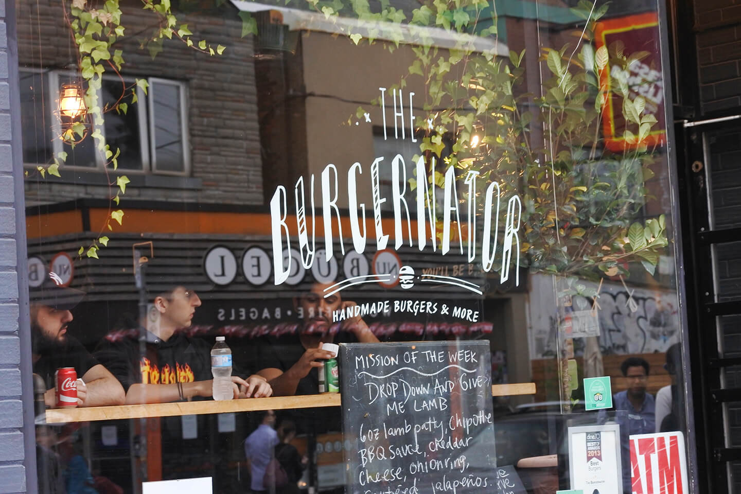 ハンバーガーやタコス、ブリトー、フィッシュ&チップスなど、ファストフード店も並んでいます