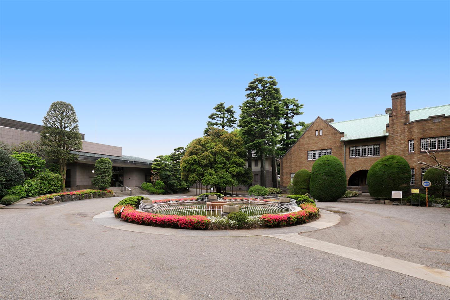 美術館は、和漢の古典籍を保存する静嘉堂文庫の新館として開館。奥には広大な庭園が広がっており、開館時間中は自由に散策できる。
