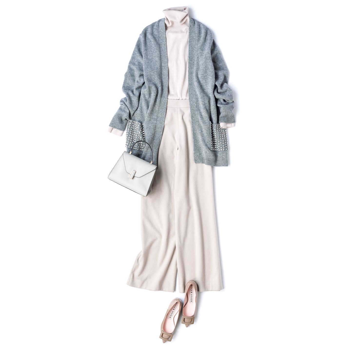 アリュードのカーディガン¥75,000・ステファニアカレラのパンツ¥49,000(三喜商事)、ニット¥26,000(ebure)、バッグ¥345,000(ヴァレクストラ・ジャパン)、靴¥70,000(ロジェ・ヴィヴィエ・ジャパン)