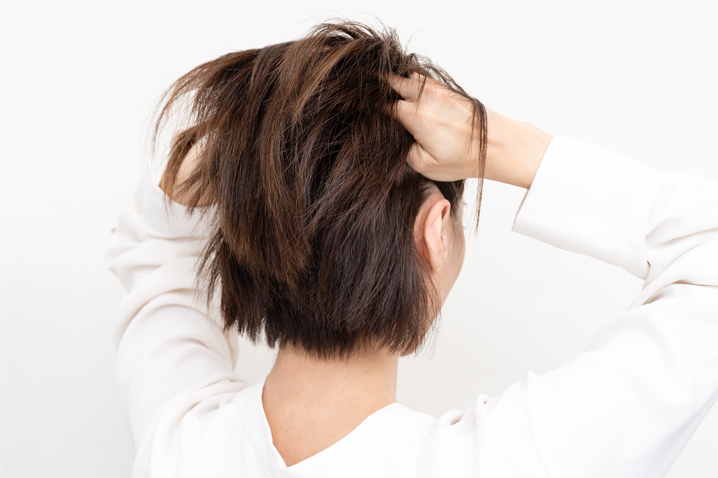 両手のひらに広げたバームを髪をかき上げながら内側からなじませる。