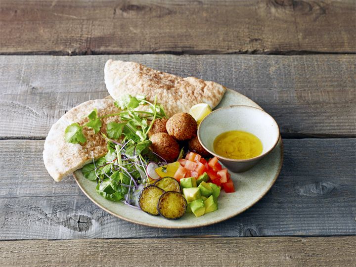 ひよこ豆とオリジナルスパイスで作ったボリューミーで食べ応えのある中東風コロッケ・ファラフェルを10種類の野菜と一緒にもっちりとしたピタパンに挟んだ『10種類の野菜のファラフェルサンド』 ¥1,680