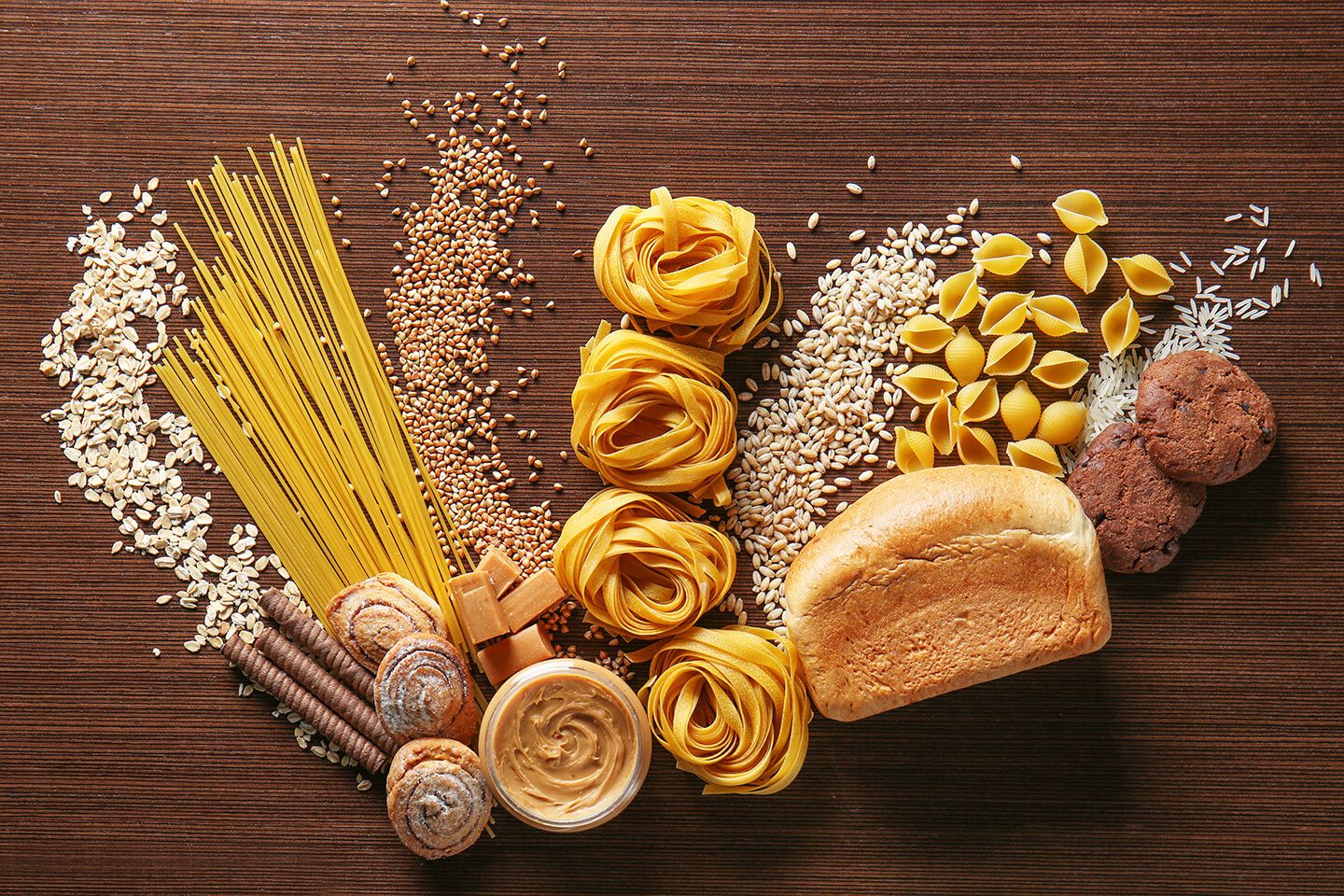 ごはんやパン、麺類といった炭水化物のほか、お菓子や芋類など糖質を多く含む食物は、血糖値の急上昇を招きやすい