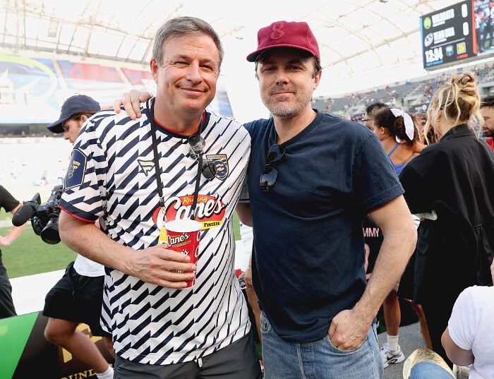 2026年3月21日、ロサンゼルスで開催された「Fanatics Flag Football Classic」。左はファストフードチェーン「レイジング・ケインズ・チキン・フィンガーズ」のCEO、トッド・グレイブス。