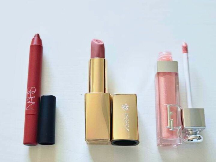 左／NARS パワーマット ハイインテンシティ リップペンシル 112 ￥4,400　中／エスティ ローダー ピュア カラーリップスティック マット 836　¥5,720 右／パルファン・クリスチャン・ディオール ディオール アディクト リップ マキシマイザー 010 ￥4,730「ベージュリップを引き立てるために欠かせないのがリップペンシルです。大人になるにつれて輪郭の色が薄くなり、唇が痩せてくすみも出てくるので、色味は、肌なじみのいいブラウニッシュローズを選びます。NARSの“112 AMERICAN WOMAN”は、チェスナッツローズという色味で、私の唇本来の色の延長線のようなカラー。唇に自然な明るさを宿しながらも、次に重ねるナチュラルカラーの口紅にも溶け込みます。輪郭をしっかりとオーバー気味に描いても自然かつ、マットタイプなので綺麗なラインが描けます。