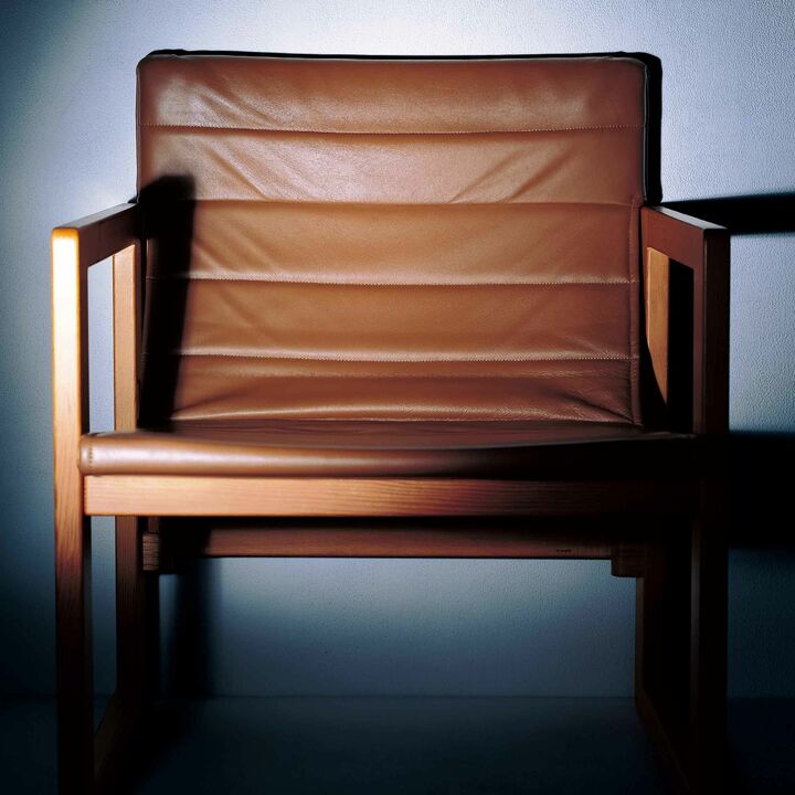 写真のナチュラル（木製フレーム）×レッドブラウン（革シート）の組み合わせ以外に、色見本から、好みのフレームとシートの色を選択することが可能（注：組み合わせによって金額は異なる）。フレームには、木目が美しく経年変化が楽しめるベイマツ、木製ヒンジ＆座受には、堅牢性のあるカシを採用。受注生産のため、オーダーから約３～４か月で完成予定。［高さ70×横57.5×奥行き56㎝］※折りたたみ時［高さ80.5×横59.5×奥行き11.5㎝］¥95,000（にっぽんフォルム〈たためる椅子〉）※シートは、キャンバスタイプもあり。