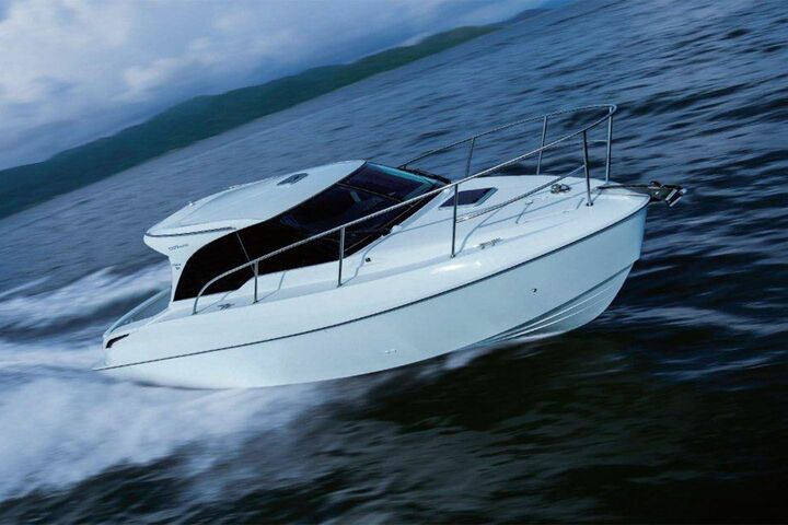 「トヨタ ポーナム-28V」¥19,200,000［生産国：日本、全長×全幅：9.14×3.16m、重量：3,640kg、エンジン：トヨタ M1KD-VH（ディーゼル）×1、エンジン最大出力：191kW（260ps/256hp）、エンジン使用燃料：軽油、燃料タンク：330l、清水タンク：56l、定員：12名］