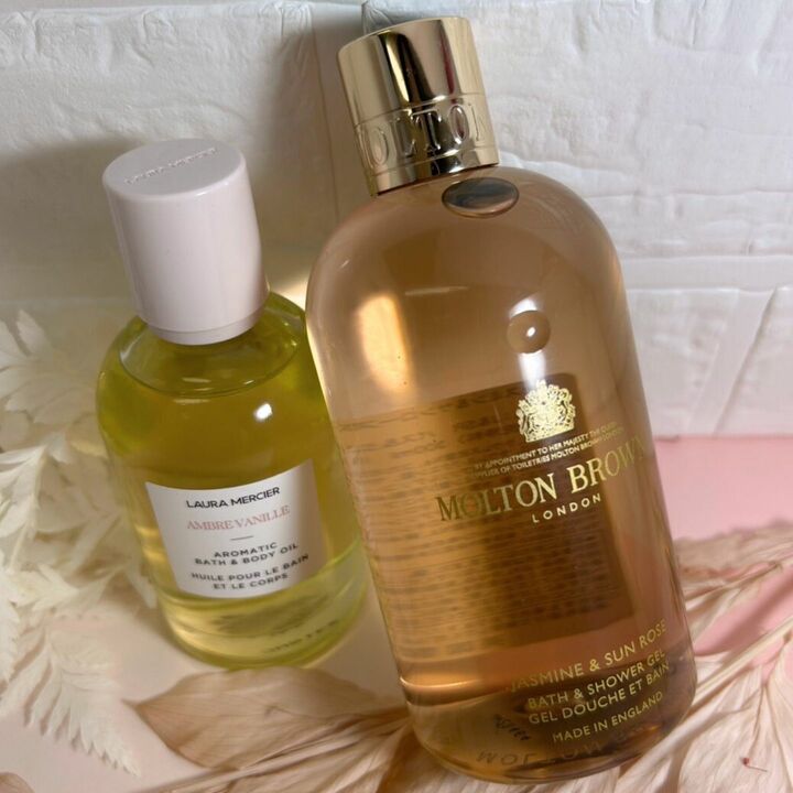 左/ローラ メルシエ アロマティック アンバーバニラ ボディオイル 100ml ¥8,250 右/モルトン ブラウン ジャスミン&サンローズ バス&シャワージェル 300ml ¥4,840
