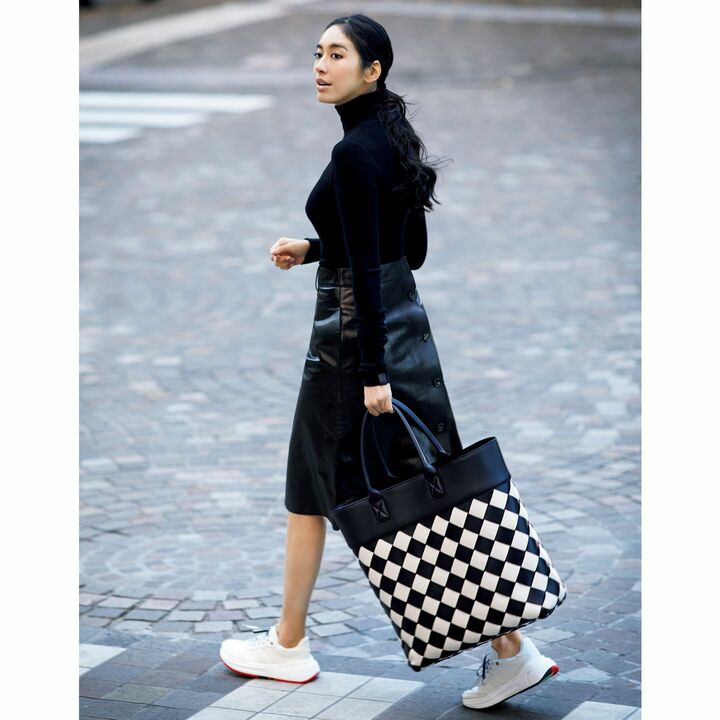 バッグ［縦66×横42×マチ16cm］￥1,000,000・スカート￥420,000・靴￥88,000・ニット／参考商品（ボッテガ・ヴェネタ ジャパン）