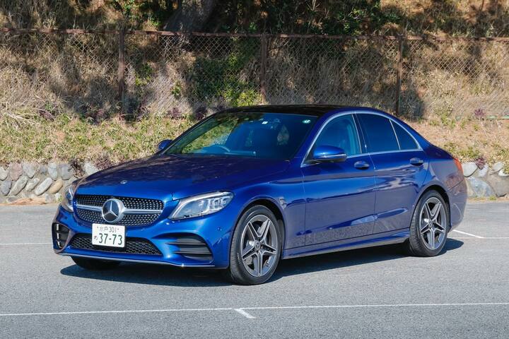 「ローレウス・エディション」には、専用デザインのフロント＆サイド＆リアスポイラー、スカートの「AMGスタイリングパッケージ」が装備される。