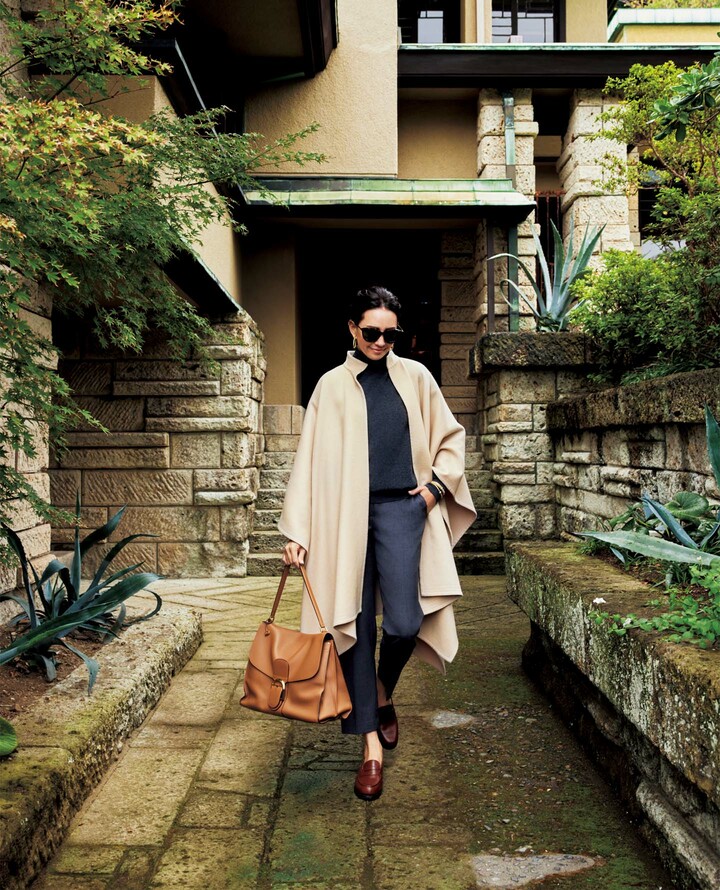 「MIKAKO NAKAMURA」のケープを着用したモデルのRINAさん