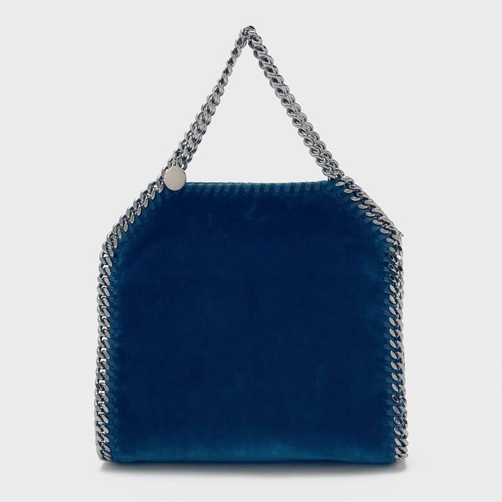 他にはない横浜店限定のエクスクルーシブなブルーのベロアを、秋おしゃれのドラマティックなアクセントに。［縦24cm×横25.5cm×マチ7cm］￥137,000 ※8月4日（土）より販売