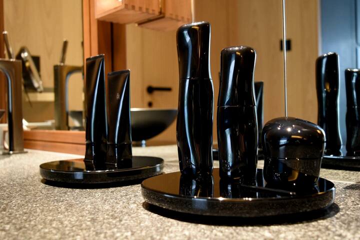 左から／ポーラ B.A クレンジングクリーム　130g  ￥11,000・ ポーラ B.A   ウォッシュN  ￥11,000・ポーラ B.A ローション 120ml ￥23,100・ポーラ B.A ミルク 80ml ￥23,100・ポーラ B.A クリーム 30g ￥38,500