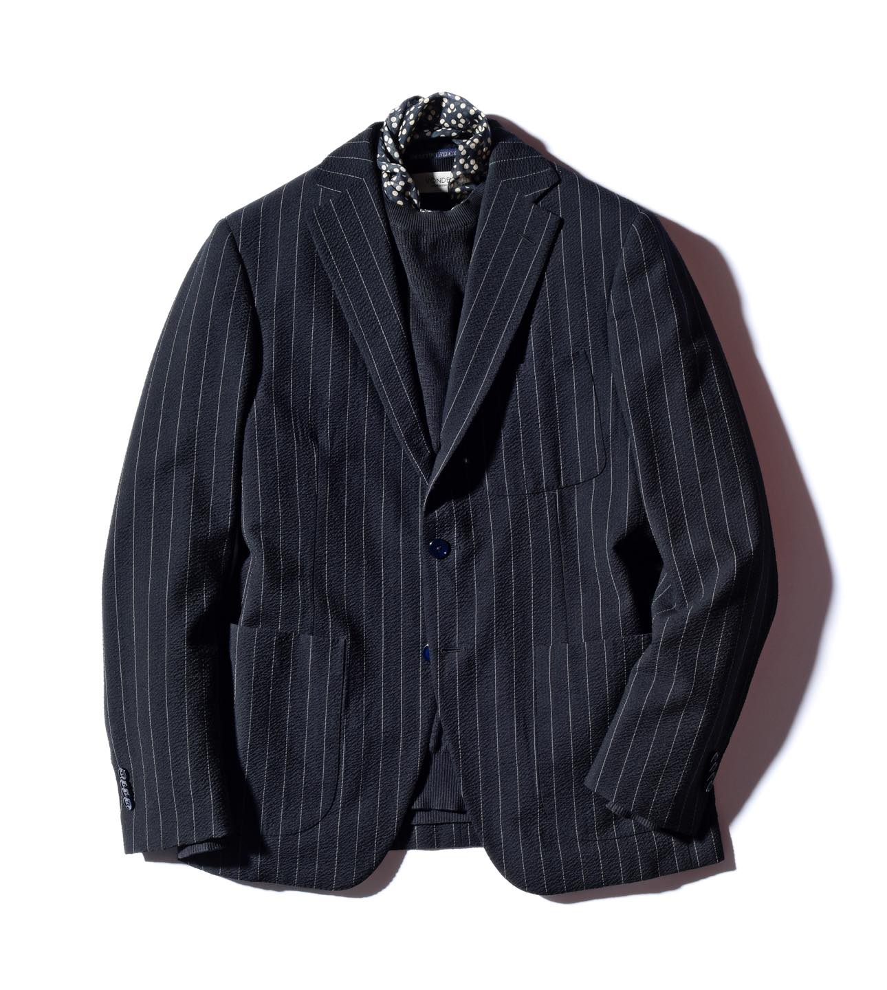 ジャケット¥221,000〈ベルヴェスト〉・ニット¥33,000〈フォンデル〉・スカーフ¥16,000〈カルーゾ〉(エストネーション)