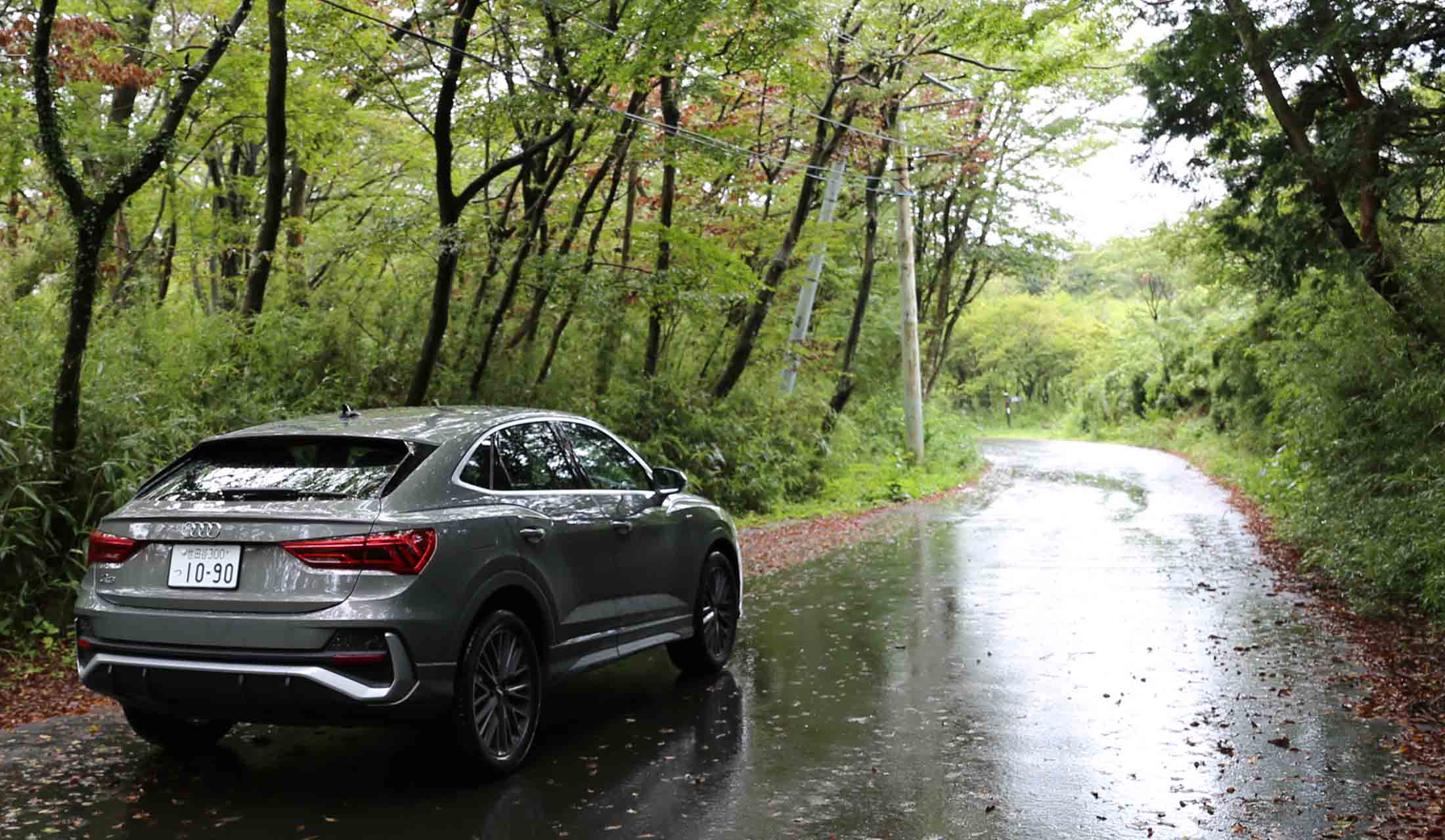 Q3スポーツバック35TFSI S lineのリアビューはスポーティで印象的。