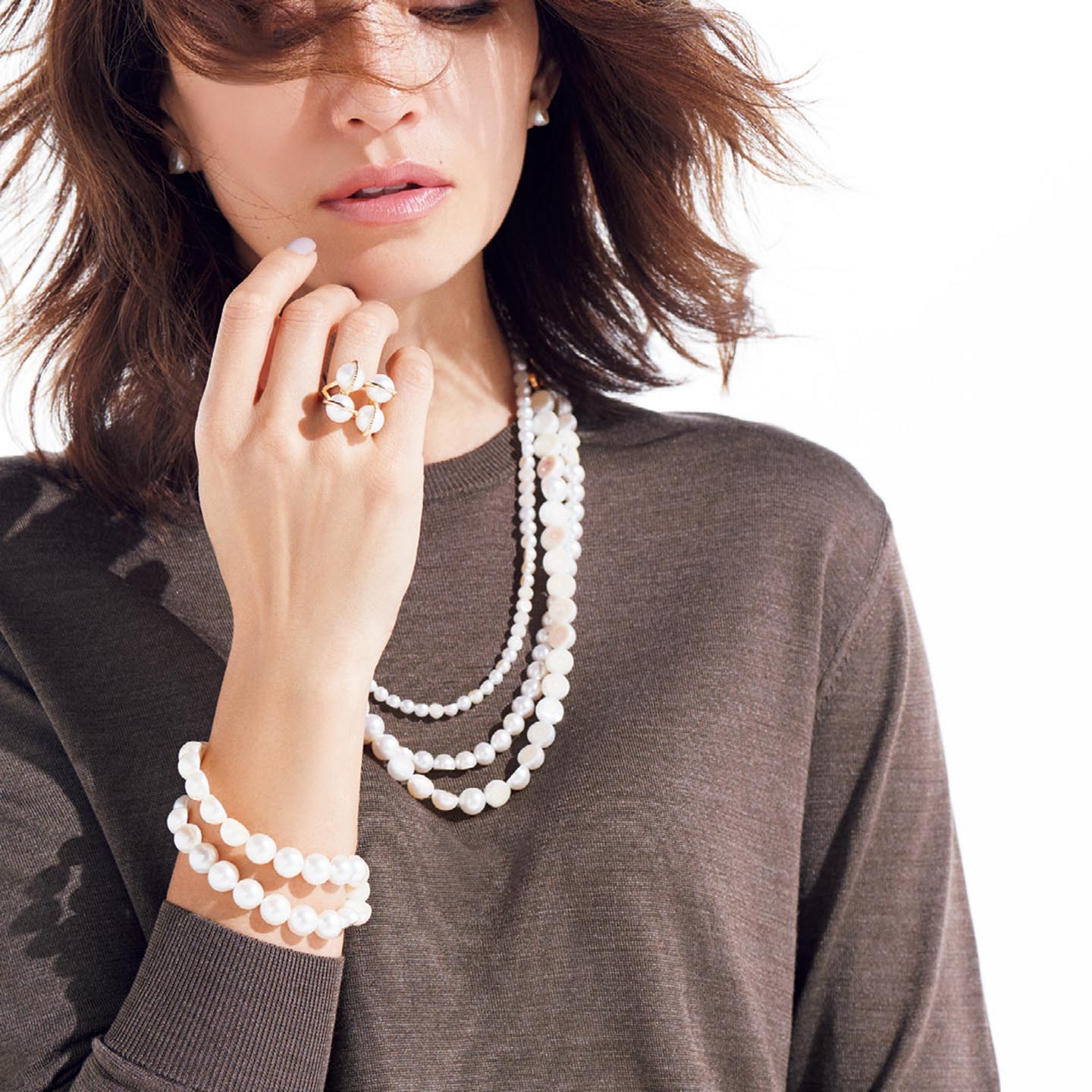 ニット¥29,000(スローン〈スローン〉)、ネックレス¥793,000・ブレスレット¥241,000・リング¥420,000(TASAKI〈M/G TASAKI〉)