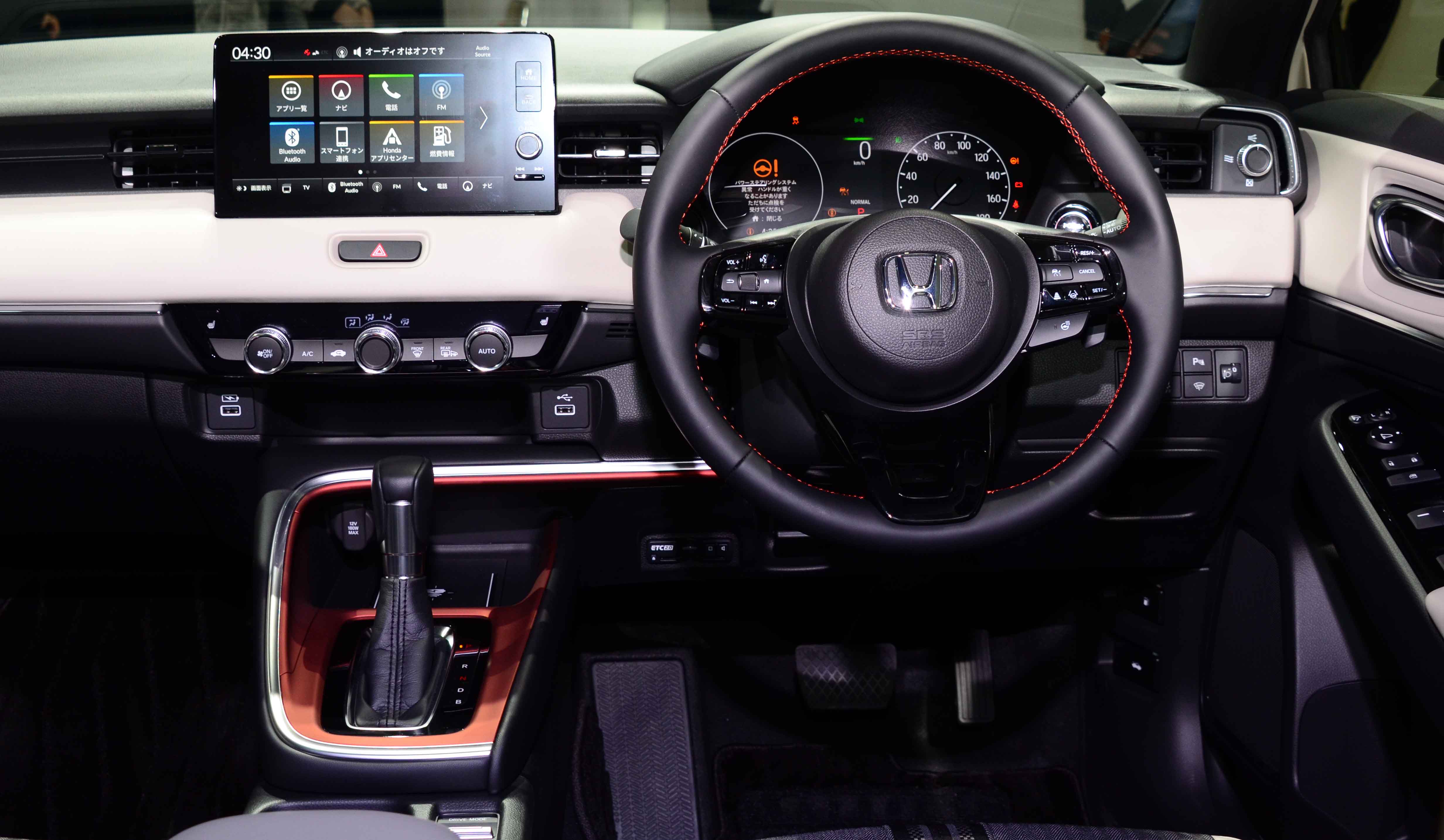 操作系は運転中、ドライバーが操作しやすいことに注力してデザインされている。エアコンの吹き出し口を工夫し、柔らかな風が頬を撫でる風量にも調整できるという。同乗者にうれしい装備だ。