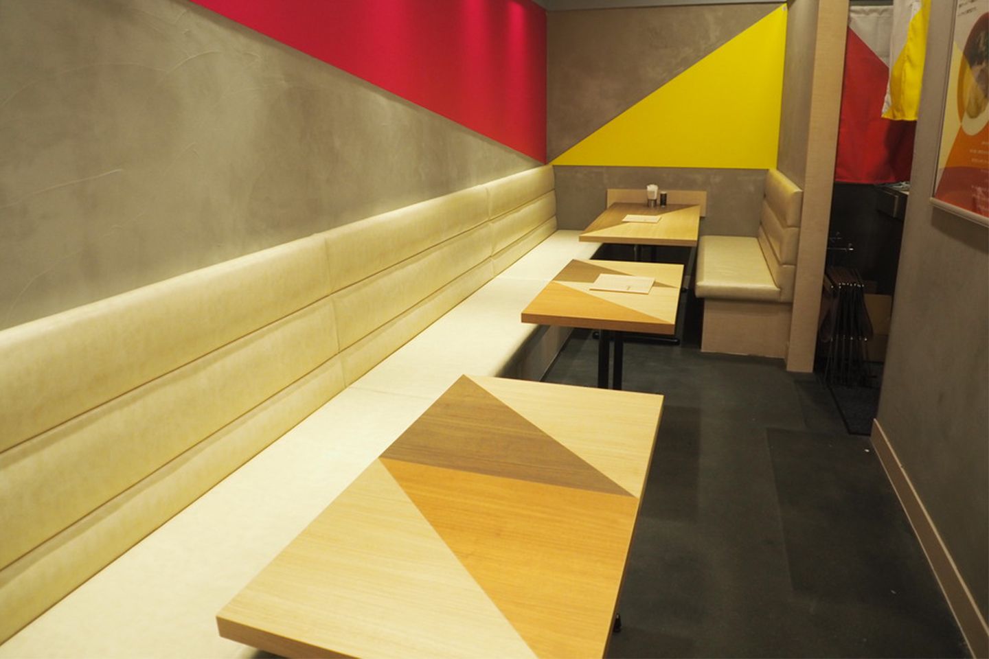 1/2PPUDOは従来のラーメン店とは一線を画したイメージの店舗デザイン。