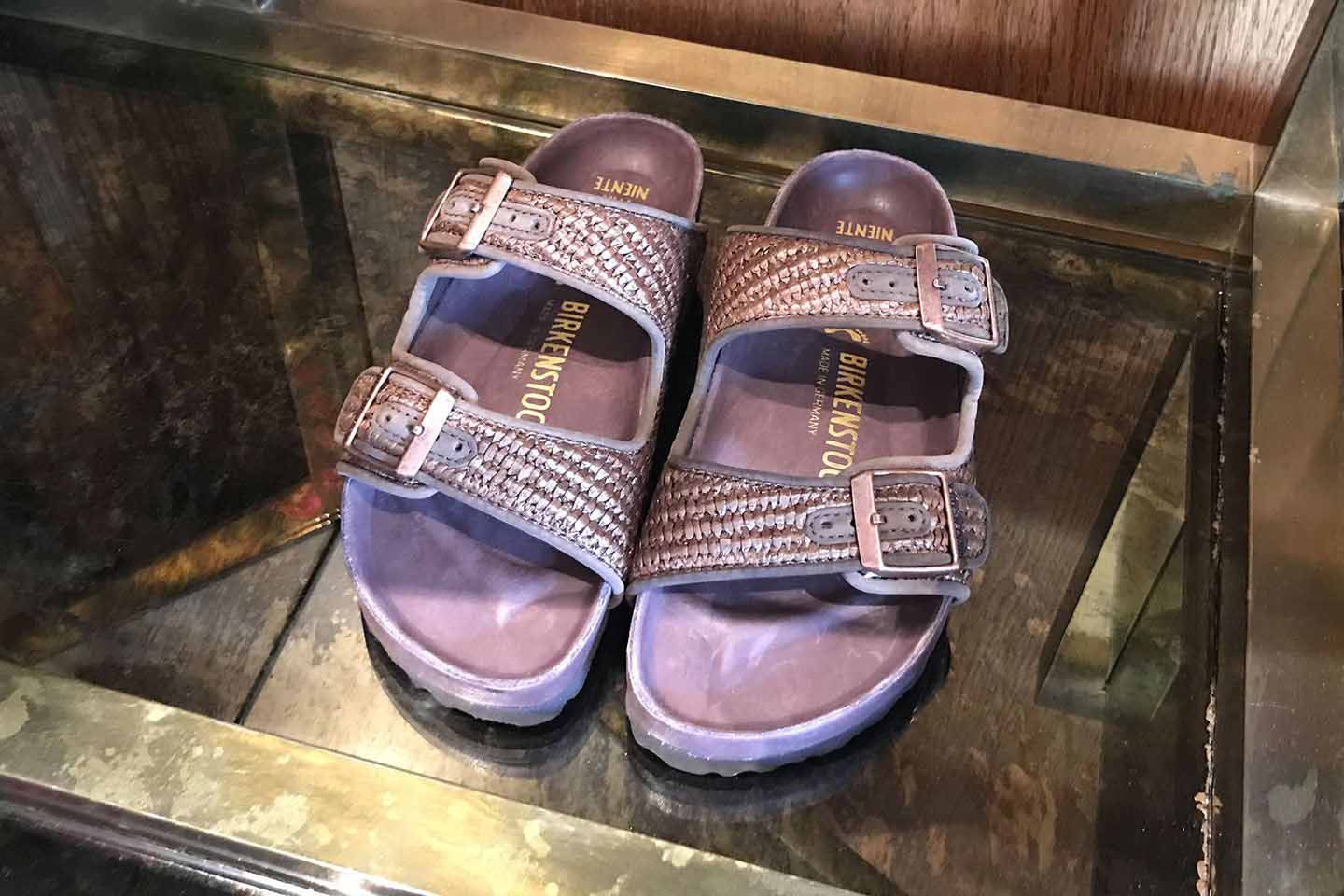 アッパーは合成繊維、中敷とアッパーの縁取りはレザー。「Arizona Il Dolce Far Niente Raffia Brown」¥60,480(税込)