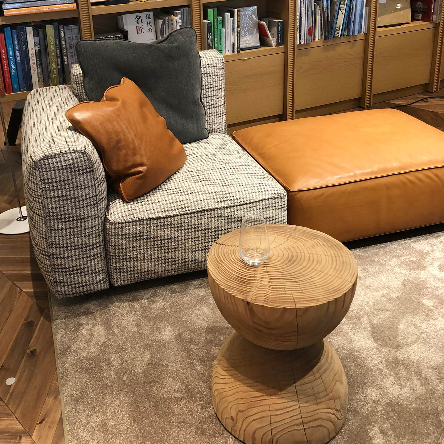【ブランド】アルフレックス【商品名】オムニオ【価格】2シート合わせた金額:¥662,000/ミックスタイプ 左アームソファ:¥338,000+シート:¥324,000(税抜)※クッションは含まれません。【サイズ】幅1860×奥行き940×高さ375mm/ミックスタイプ 左アームソファ:幅940×奥行き940×高さ720 座面高375mm/シート:幅920×奥行き720×高さ375mm【材質】張地:布,本革/本体ベース:MDF/シート:ウレタン、羽毛/シートバック、アーム:軟質モールドウレタン、硬質モールドウレタン、羽毛 ※2019年10月1日現在の価格