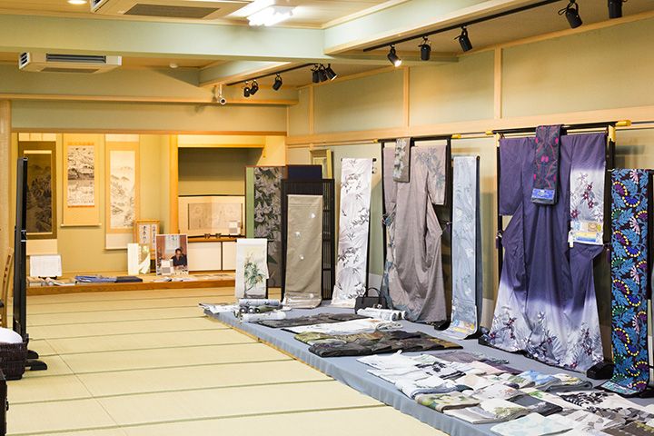 大島紬美術館には、歴史的作品から現代の職人による作品まで、さまざまな奄美大島紬がそろう